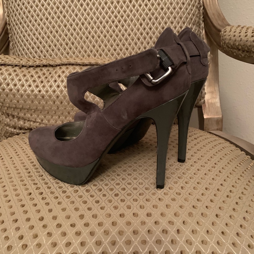 Guess gray suede pump sz10